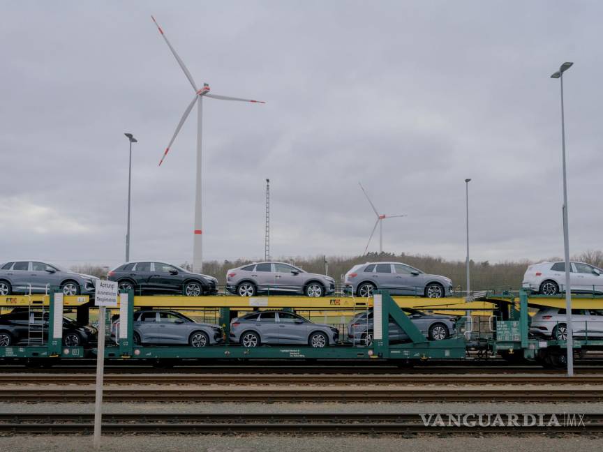 $!Los vehículos terminados salen en vagones de tren desde la fábrica de Volkswagen en Zwickau, Alemania