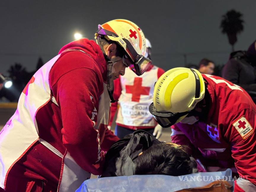 $!Socorristas de la Cruz Roja trasladaron al conductor a un hospital privado para recibir atención médica urgente.