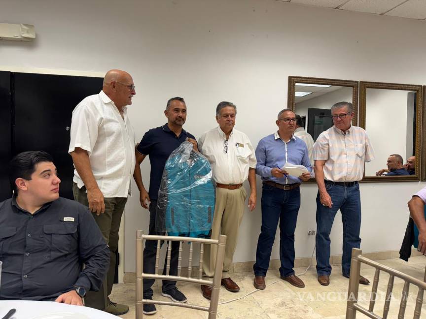 $!La reunión concluyó con un minuto de aplausos en memoria de los miembros del equipo que han fallecido en estos 30 años.