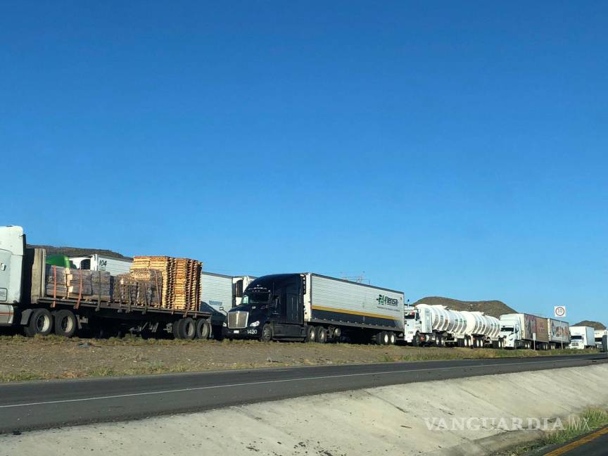 $!Tráfico sigue detenido en carretera Monterrey-Torreón tras accidente e incendio.