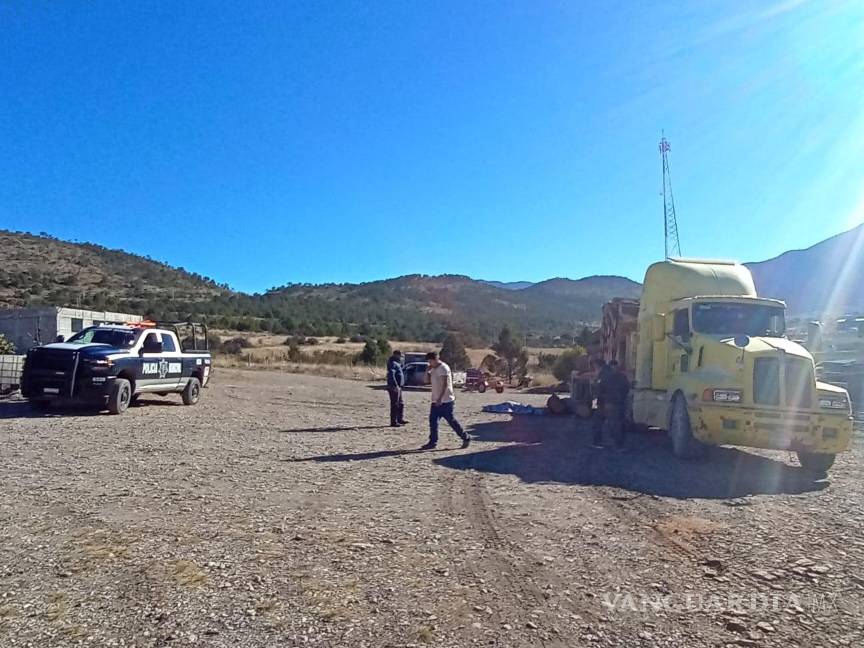 Muere trabajador en aserradero de Arteaga tras caerle troncos que descargaba