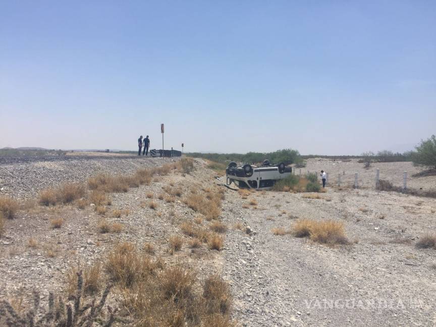 $!Vuelca vehículo con periodistas en Torreón, hay nueve lesionados