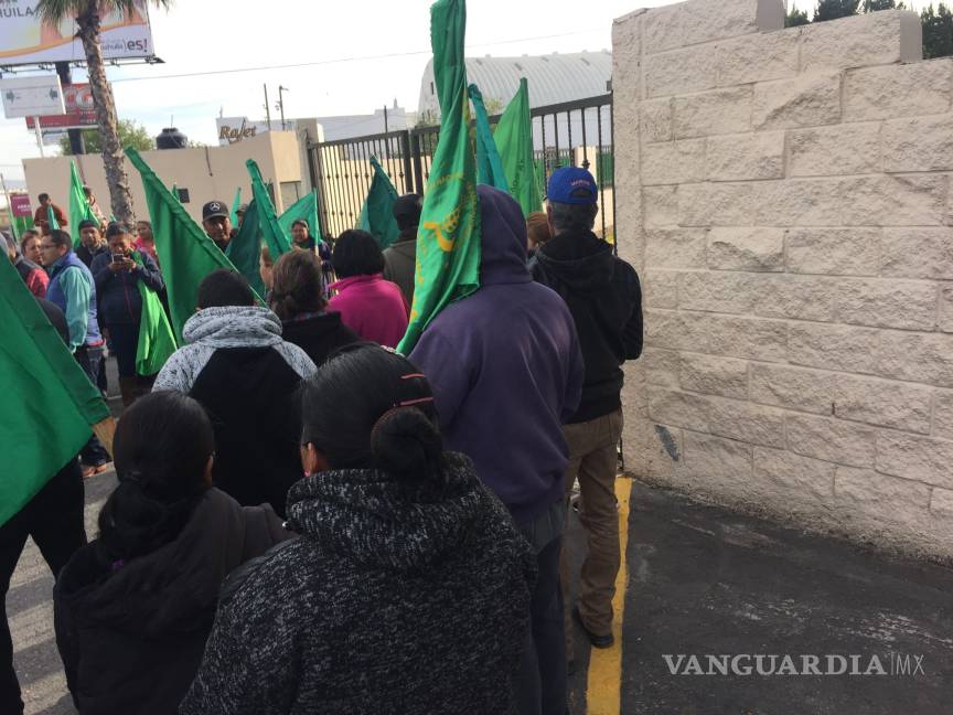 $!Protesta la UNTA en el Aeropuerto de Saltillo; esperan a titular de SEDESOL