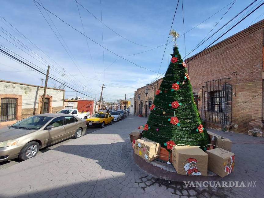 $!Barrio de Santa Anita de Saltillo pone su propio pinito de Navidad