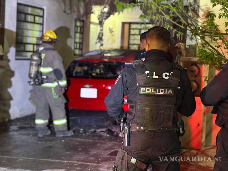 $!La Policía Municipal acordonó el área para evitar riesgos a los vecinos tras el incendio.