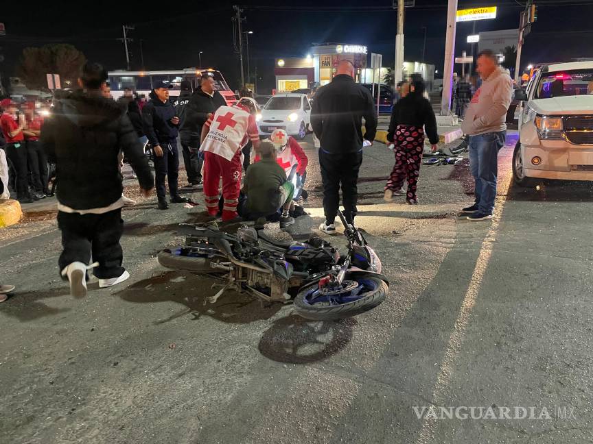 $!La motocicleta quedó destrozada tras ser embestida por la camioneta que volcó en el lugar del accidente.