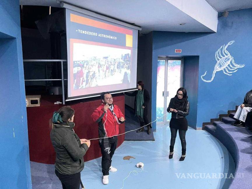 $!Los asistentes llevan todo lo aprendido a la práctica en el exterior del planetario.