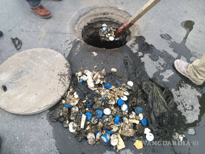 $!Simas Torreón retira toneladas de basura de las alcantarillas