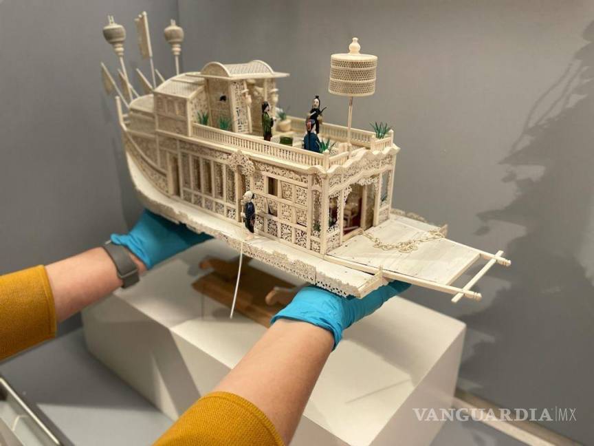 $!Una conservadora manipula una delicada barcaza de marfil del Museo de Artes Decorativas de Madrid. EFE/Amalia González Manjavacas/Museo de Artes Decorativas de Madrid