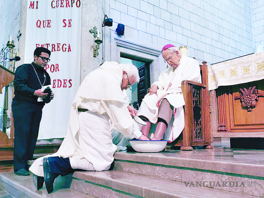 $!Coronavirus: Lava Raúl Vera pies al Obispo Emérito de Saltillo, a puerta cerrada