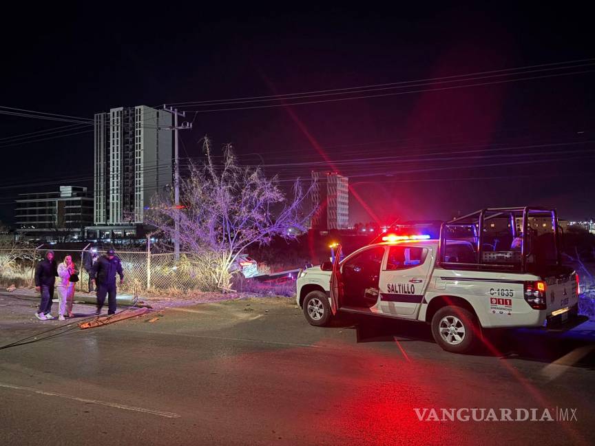 $!Tránsito Municipal abanderó la zona para evitar accidentes por los cables en el asfalto.