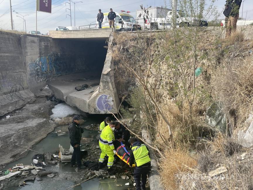 Saltillo: por tomar atajo, motociclista cae a arroyo con todo y el tanque de gas que cargaba