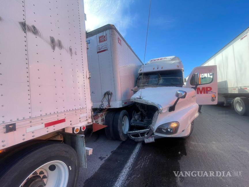 $!Tractocamiones colisionan sin heridos, causando cierre parcial y movilización de autoridades.