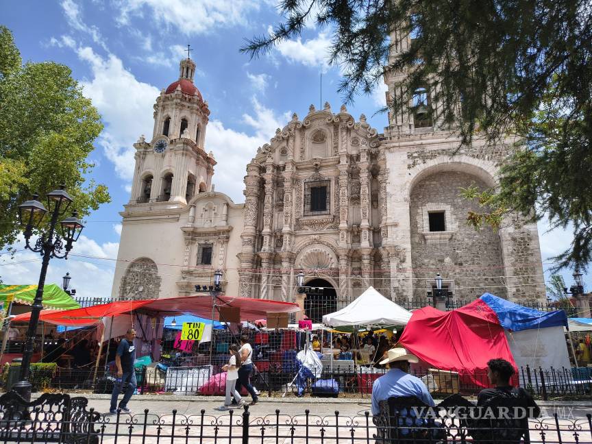 $!Familias completas acudieron a reafirmar su fe y tradición en una de las festividades religiosas más importantes de Saltillo.