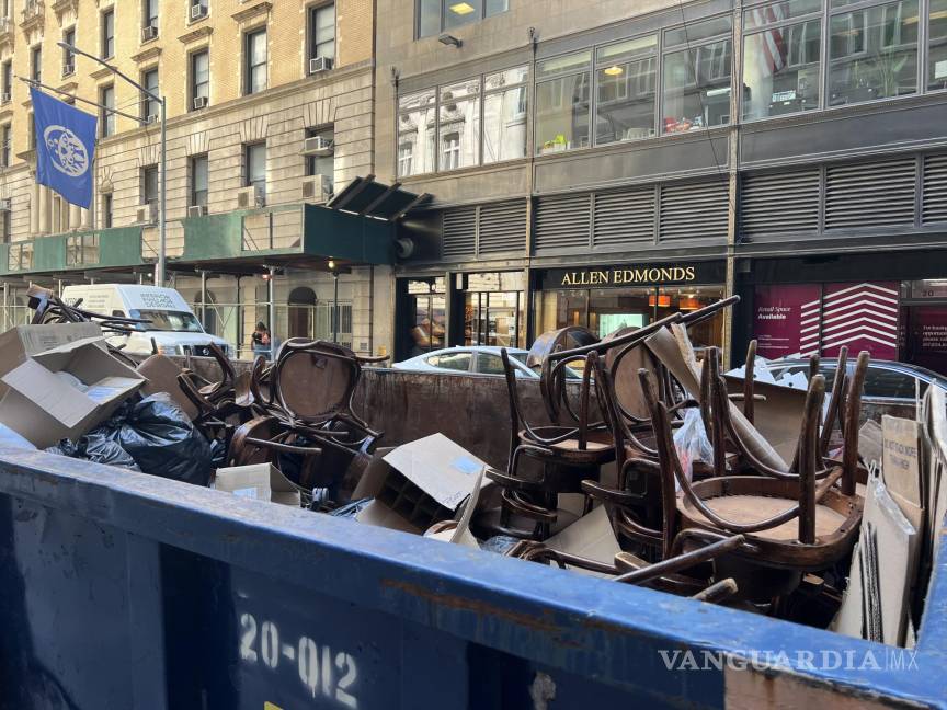 $!Unas sillas tiradas en un contenedor de basura puesto en una calle en el Upper West Side, un barrio del distrito de Manhattan en Nueva York.