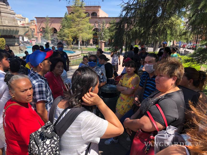 $!Coronavirus: Se plantan comerciantes ambulantes de Saltillo en Palacio de Gobierno; exigen apoyos por bajas ventas