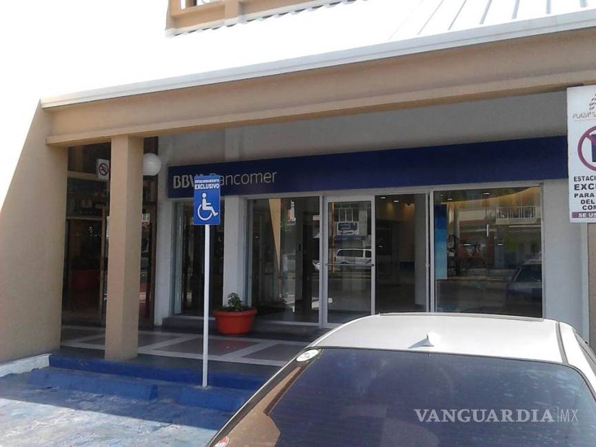 $!Olvida que es día feriado y termina atrapada en banco