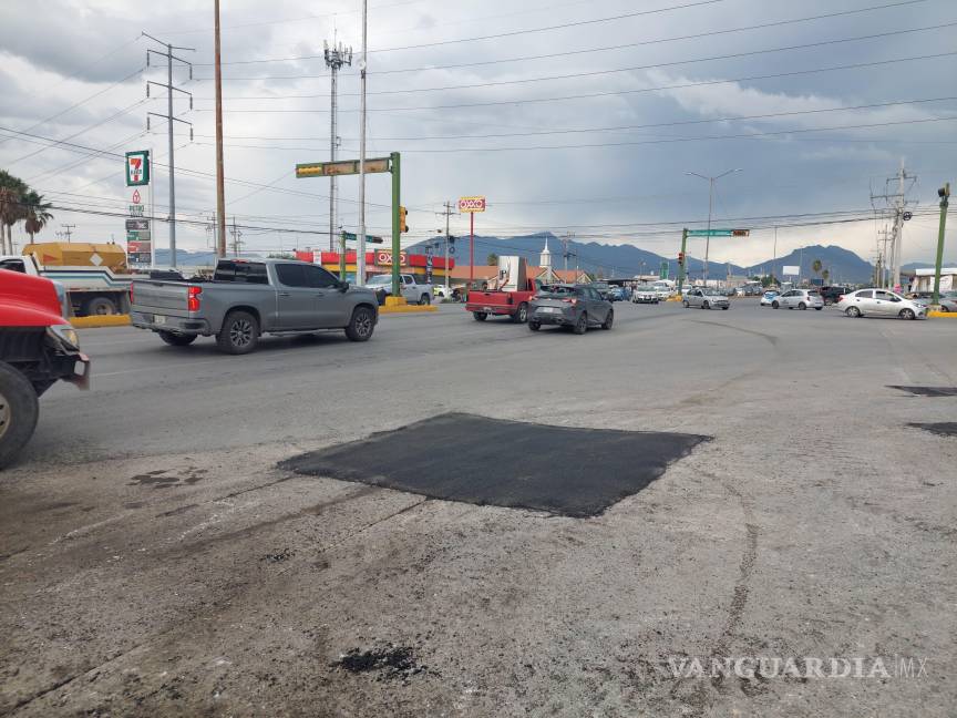 $!Brigadas de “Aquí andamos” llevan a cabo trabajos de bacheo en toda la ciudad.