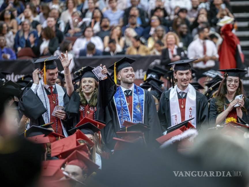 $!De izquierda a derecha; Marcus, Victoria, Ludovico, Michael y Ashley durante la ceremonia de graduación en la Universidad Estatal de Montclair.
