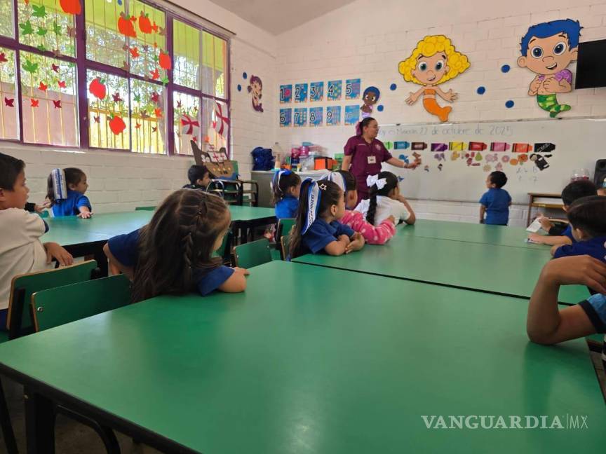 $!La estudiante de la Normal Experimental participa en dinámicas con niños de nivel infantil en España.