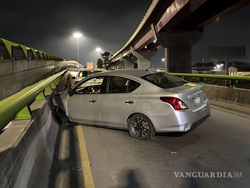 $!Autoridades de Tránsito acudieron al distribuidor El Sarape para retirar la unidad.