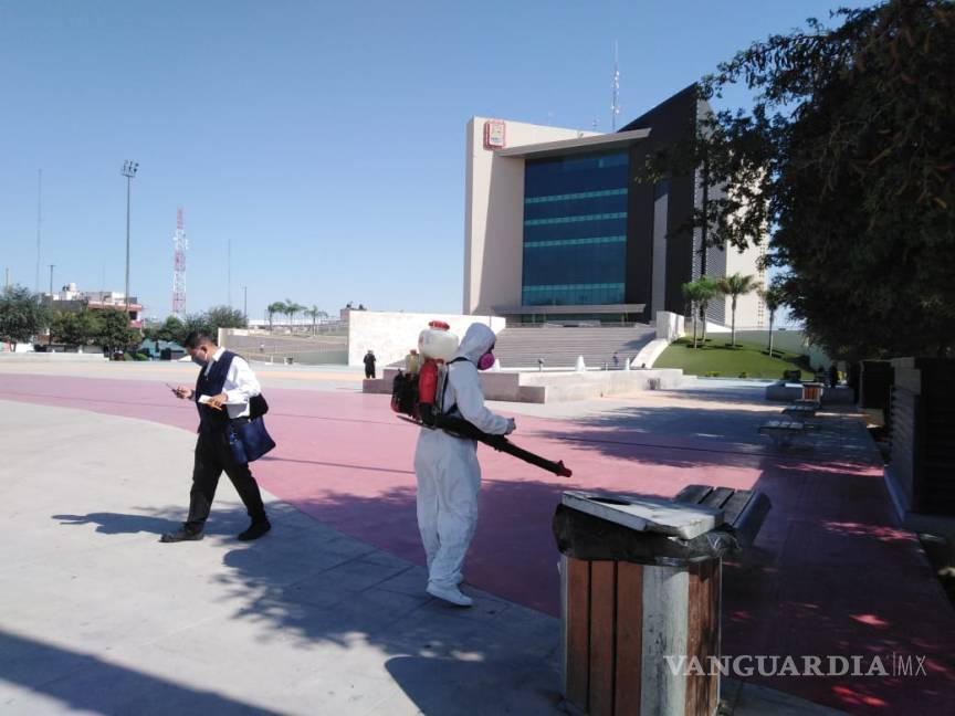 $!Ayuntamiento de Torreón mantiene sanitizaciones y acciones frente al COVID-19 en diversos puntos de la ciudad