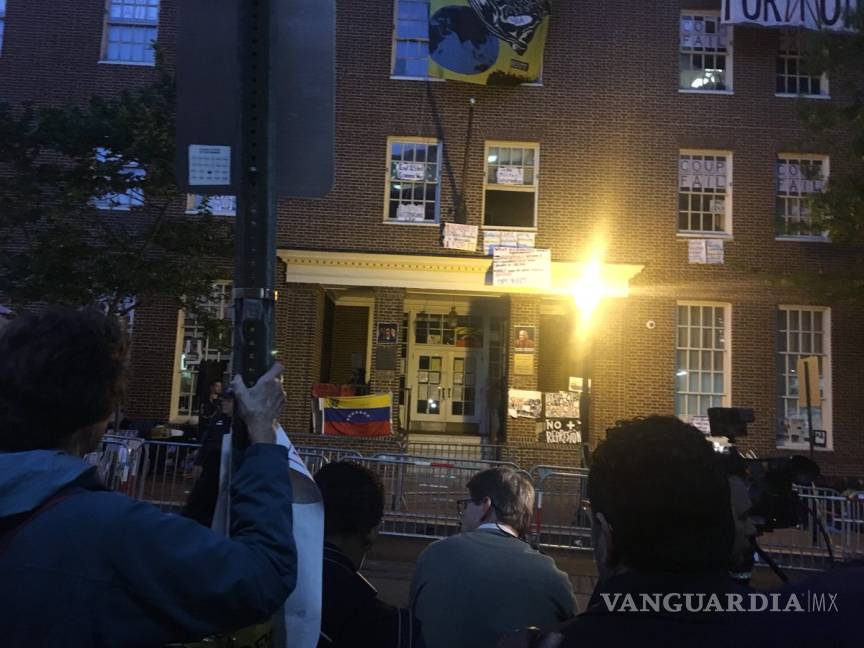 $!EU fracasa al intentar desalojar a chavistas de embajada venezolana en Washington