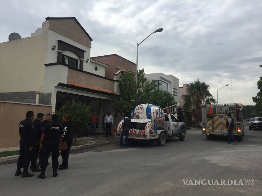 Por flamazo al surtir gas, terminan dos hospitalizados