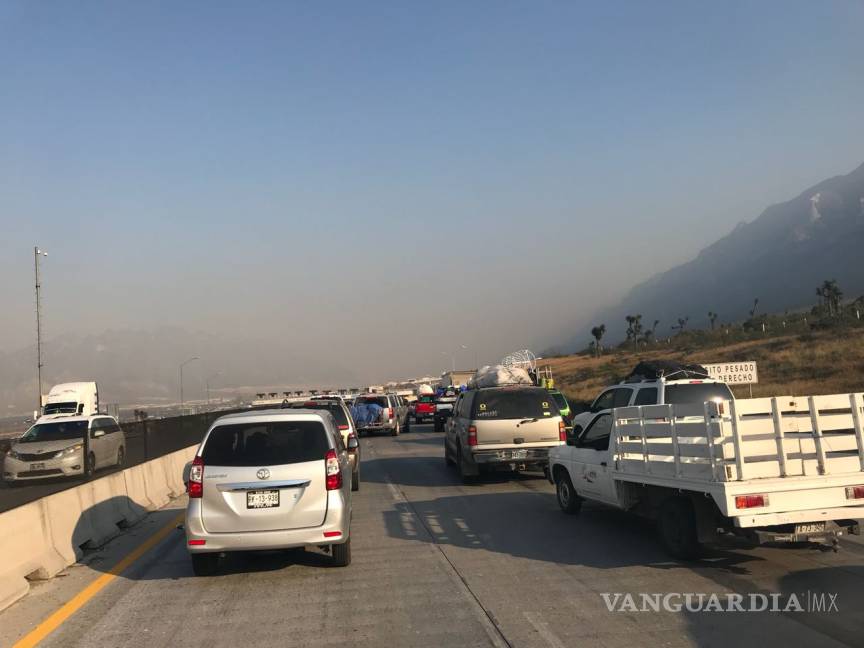 $!Reportan largas filas en carretera de cuota Saltillo-Monterrey; paisanos regresan a sus hogares