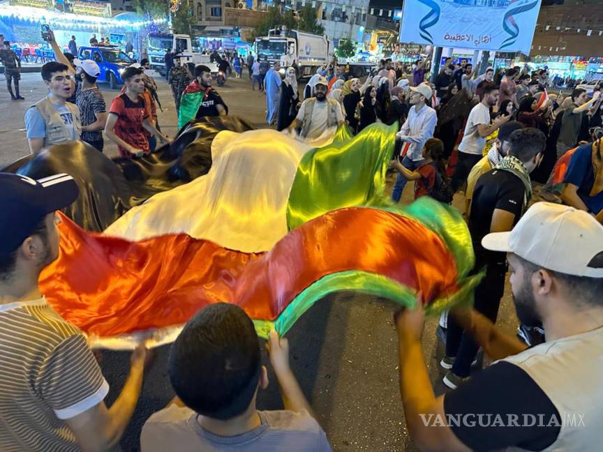 $!Los manifestantes sostienen una bandera palestina mientras participan en una manifestación pro Palestina en Adhamiyah, Bagdad, Irak.