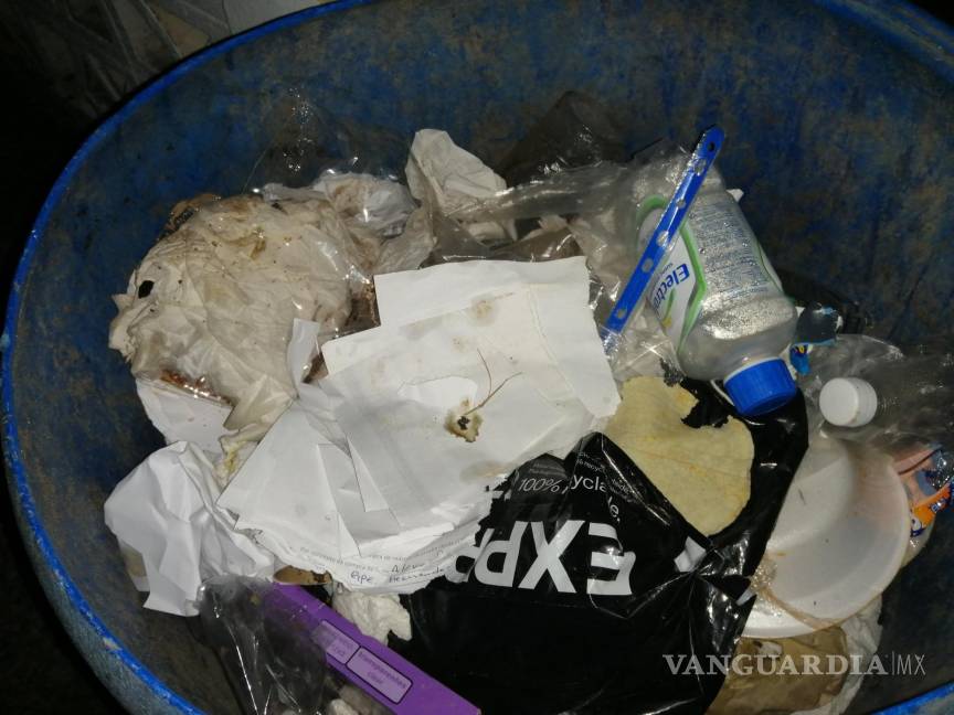 $!Bote de basura externo del hospital. De acuerdo con testimonios, los RPBI y la basura común se desechan en los mismos contenedores, sin bolsas ni sellos protocolarios.