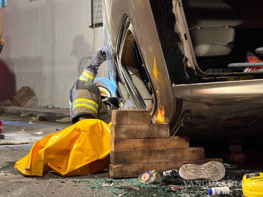 $!Socorristas utilizan las “quijadas de la vida” para liberar a los pasajeros atrapados dentro de la camioneta volcada.