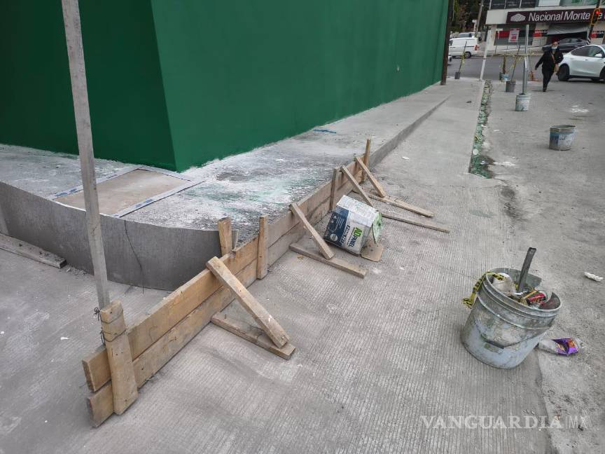 $!Material de construcción y escombro permanecen en el exterior del Hospital General de Zona del IMSS, donde los trabajos de remodelación del área de urgencias registran retraso.