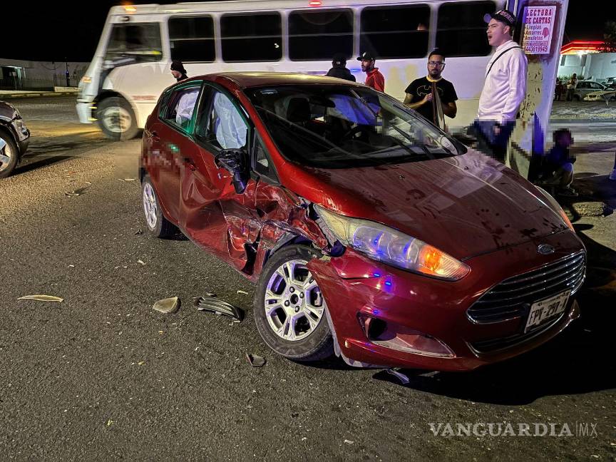 $!Los vehículos fueron remolcados mediante grúa para despejar la circulación y evitar otro accidente.