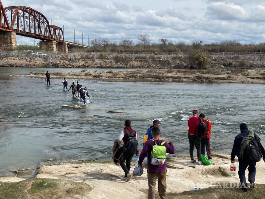 $!Algunos migrantes buscan acercarse a las autoridades norteamericanas para explicar las razones para llegar hasta la frontera.