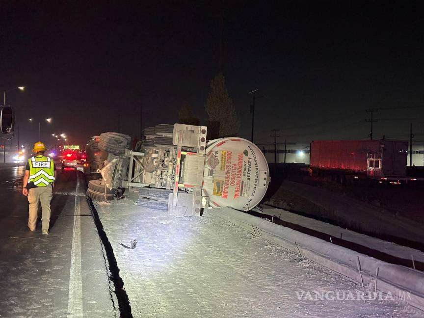 $!Elementos de la Policía Municipal y bomberos de Arteaga acudieron para abanderar y controlar la zona.