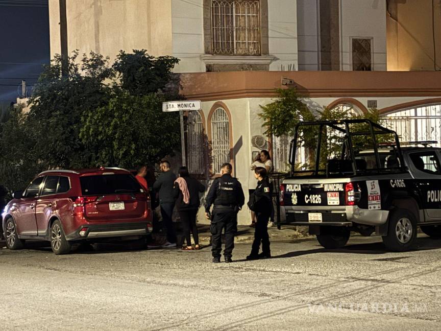 $!Paramédicos de la Cruz Roja confirmaron que la mujer ya no contaba con signos vitales al momento de su valoración.