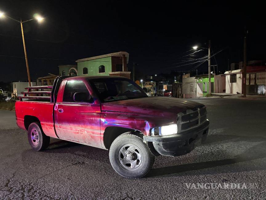 $!La camioneta RAM involucrada resultó con daños tras el impacto en la intersección.