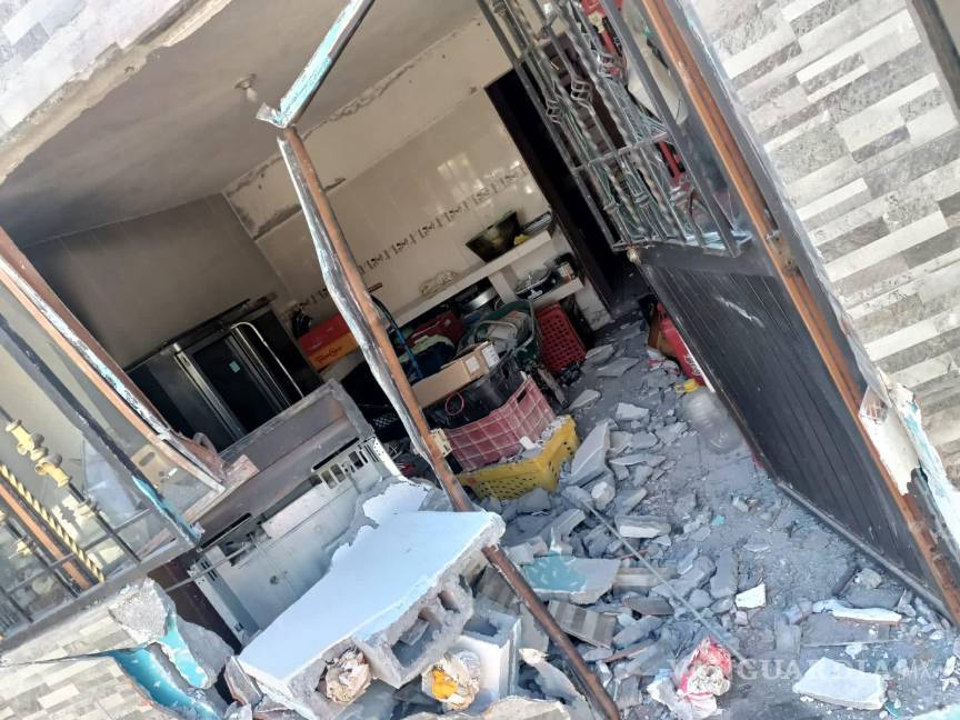 Roban pandilleros camión tras riña, provocan choque múltiple y atropellan a joven en Saltillo