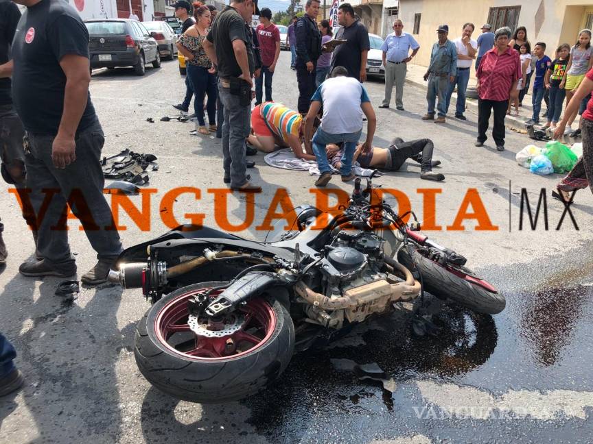 Motociclista queda grave tras accidente en zona Centro; camioneta le quita derecho de paso