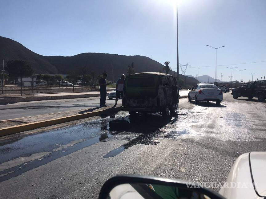 Incendio consume a combi ‘tuneada’ en carretera Torreón-Saltillo