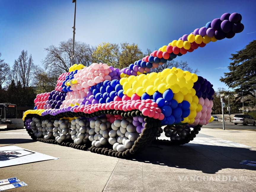 $!Un tanque hecho con globos biodegradables de la campaña ‘Stop Bombing Civilians’ de Handicap International.