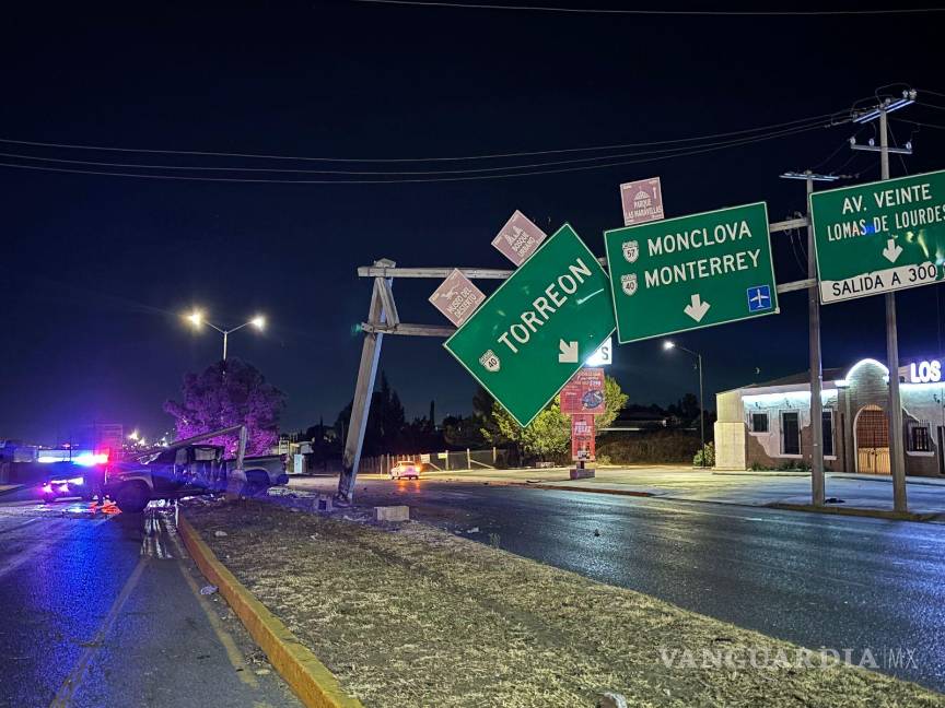 $!La base del señalamiento bandera colapsó sobre el carril izquierdo, afectando la circulación en el bulevar Emilio Arizpe de la Maza.