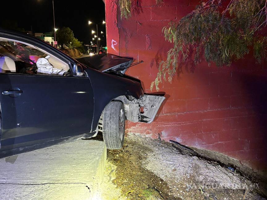 $!Tránsito Municipal arribó al sitio para tomar conocimiento del percance ocurrido sobre bulevar Felipe J. Mery.