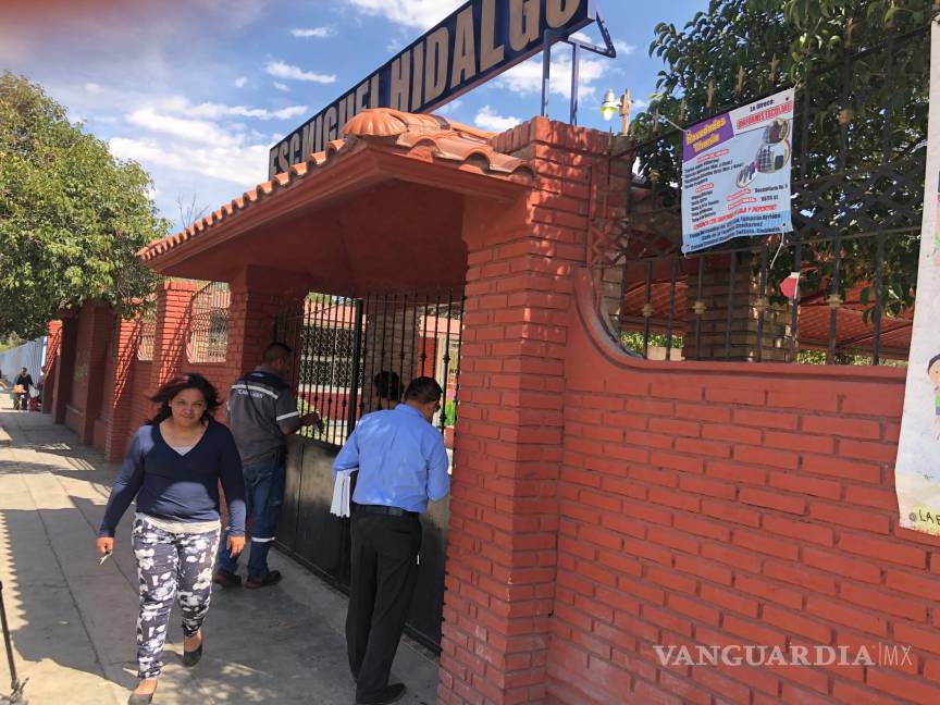 En Saltillo padres de familia toman escuela, acusan de maltrato a directora