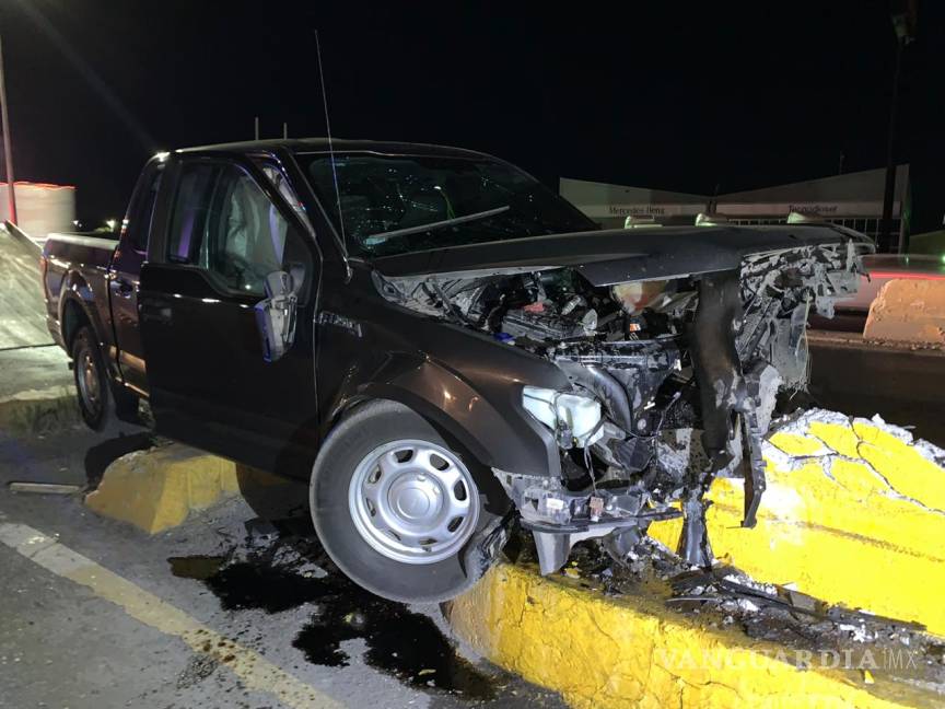 $!Conductor ebrio se queda dormido al volante y choca contra protección de puente