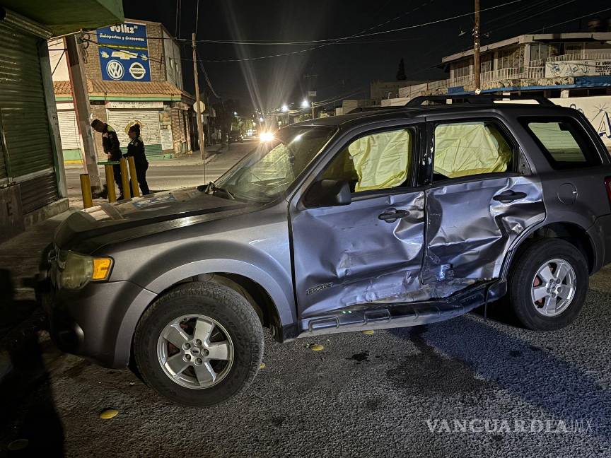 $!La camioneta Ford Escape quedó atravesada en el cruce de Mariano Matamoros y Melchor Múzquiz tras el impacto.
