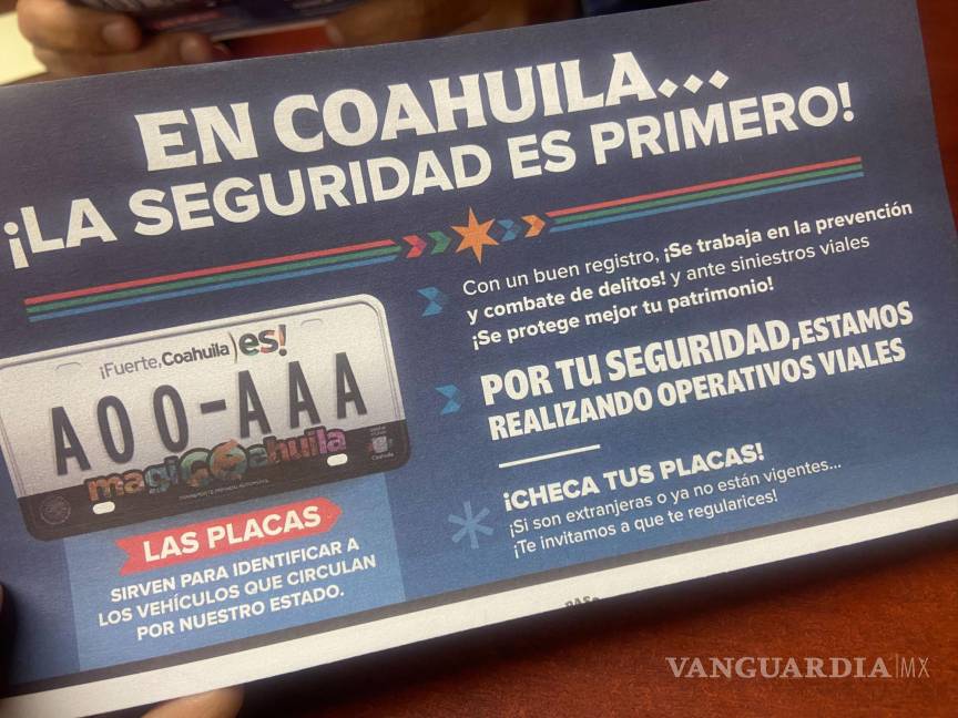 $!Conductores reciben folletos informativos sobre la regularización de placas.