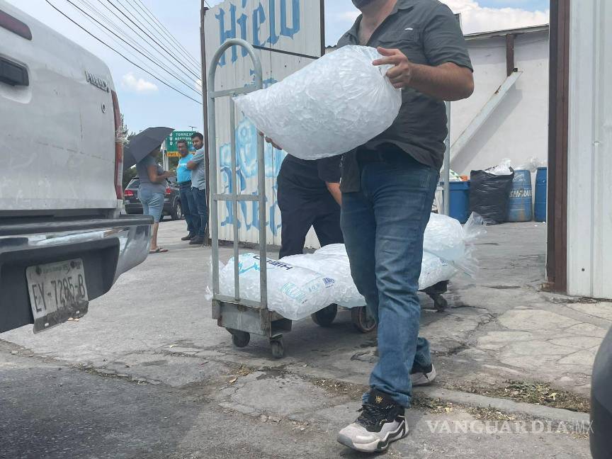 ¡Otra calurosa ‘tragedia’! Escasez de hielo en Saltillo podría extenderse un mes más, dicen proveedores