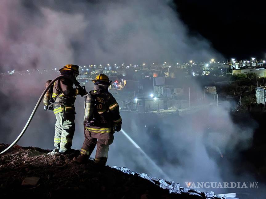 $!Elementos del Cuerpo de Bomberos lucharon intensamente para controlar el fuego.